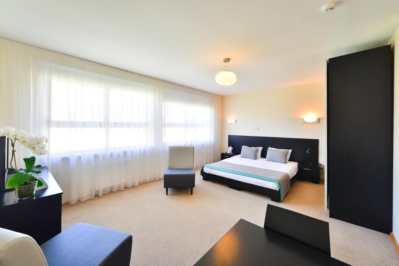 Hotel Vantis Riverside Riga Exterior photo